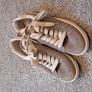 Simple sneakers size 10